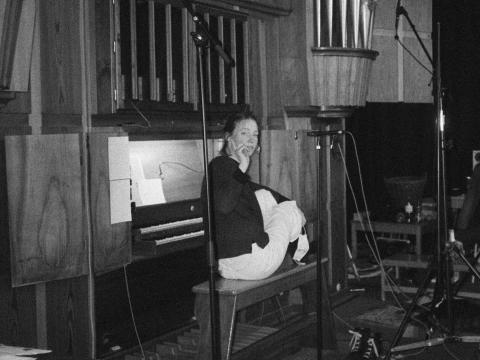 Louise Vind Nielsen an der Orgel in schwarz weiß fotografiert