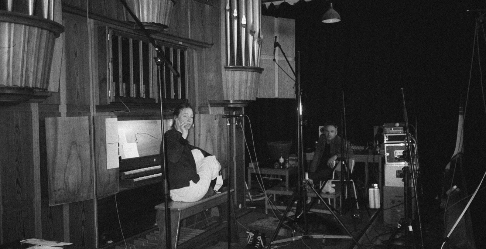Louise Vind Nielsen an der Orgel in schwarz weiß fotografiert